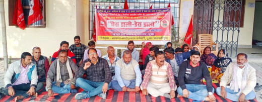 भाकपा-माले कार्यकर्ताओं ने अंचलाधिकारी के खिलाफ की नारेबाजी